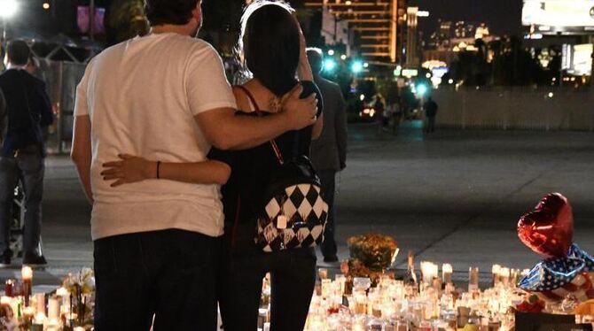 Mit Blumen und Kerzen wird in Las Vegasan die Opfer des Massakers erinnert. Foto: Gene Blevins