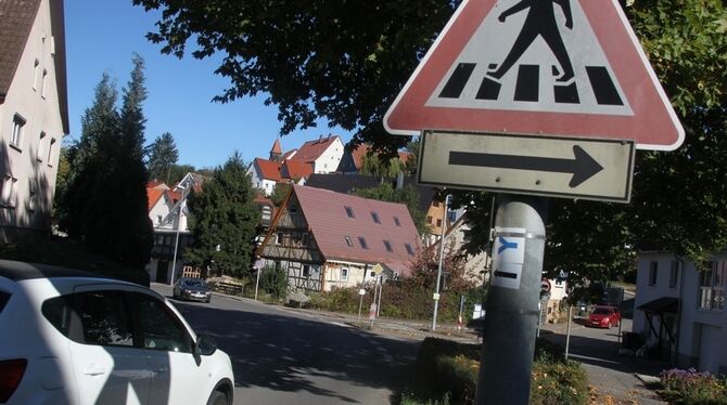 Unter der Fahrbahn der Donaustraße soll in Altenburg in Bälde fast alles neu gestaltet werden. FOTO: LEISTER