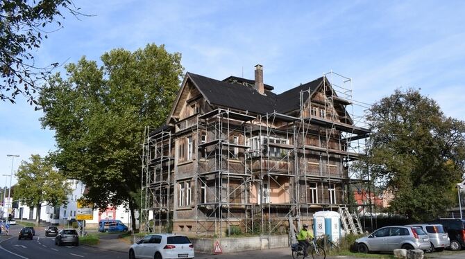 Ganz oben wehen schon Plastikplanen aus der Dachkonstruktion heraus. Das Provisorium soll jetzt durch ein völlig neues Dach erse