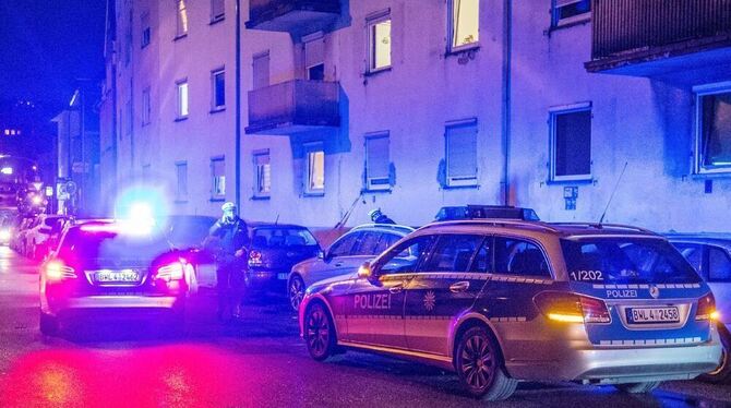 Polizisten sichern in Esslingen die Umgebung eines Tatorts, an dem in der Nähe einer Flüchtlingsunterkunft ein 20-jähriger Syrer