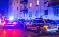 Polizisten sichern in Esslingen die Umgebung eines Tatorts, an dem in der Nähe einer Flüchtlingsunterkunft ein 20-jähriger Syrer