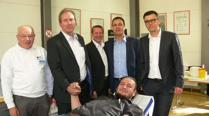 Nikolaos Mouratidis (dahinter von links: Mohr vom DRK und die ahg-Geschäftsführer Rolf Heinzelmann, Alexander Kramer, Albrecht