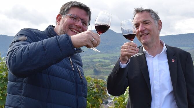 Rot-schimmernd im Glas, fruchtig im Geschmack: Metzingens Oberbürgermeister Ulrich Fiedler (links) und der Vorsitzende der Weing