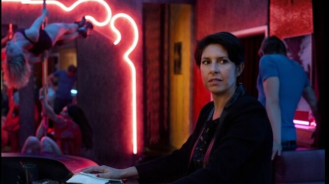 Szene aus der neuen Serie »Sylvia's Cats«, die am 10. Oktober um 21.45 Uhr bei ZDFneo startet: Sylvia (Tiny Bertels) sitzt an de Szene aus der neuen Serie »Sylvia's Cats«, die am 10. Oktober um 21.45 Uhr bei ZDFneo startet: Sylvia (Tiny Bertels) sitzt an de