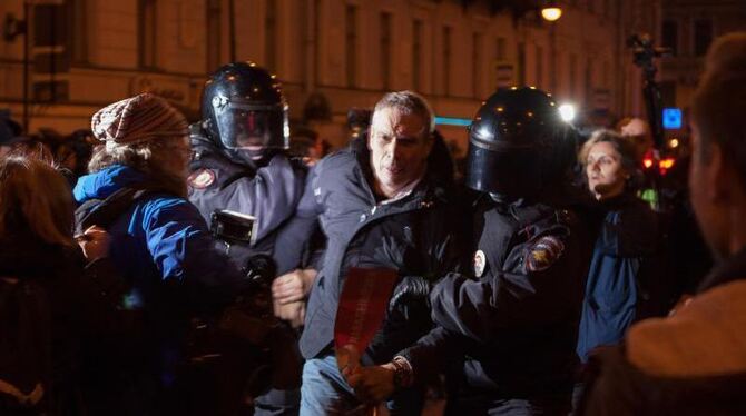 Ein Mann wird bei einer Demonstration im Stadtzenrum von St. Petersburg von der Polizei abgeführt. Foto: Emile Ducke