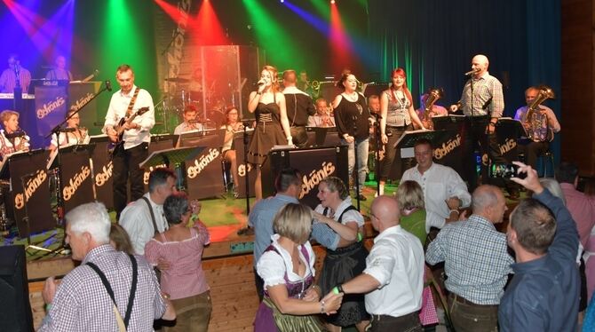Volle Tanzfläche und Riesenstimmung bei der Dirndl-Party mit den »Schönis« in der ausverkauften Sport- und Festhalle Ohmenhausen Volle Tanzfläche und Riesenstimmung bei der Dirndl-Party mit den »Schönis« in der ausverkauften Sport- und Festhalle Ohmenhausen
