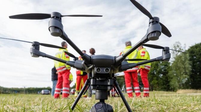 »Fliegende Augen« für Feuerwehr und Rettungsdienste: Eine Drohne des Arbeiter-Samariter-Bundes während einer Übung. Foto: Mar