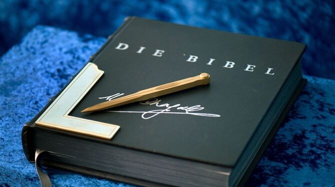 Eine Bibel der Freimaurer. Die fünf Grundideale der Freimaurerei sind Freiheit, Gleichheit, Brüderlichkeit, Toleranz und Humanit