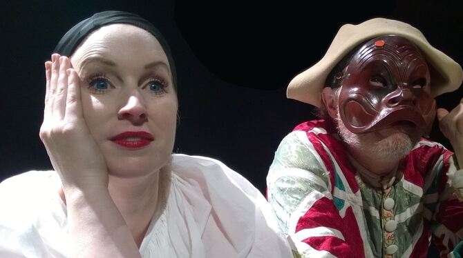 Originell inszenierte Schönberg-Deutung: Ulrike Härter als Pierrot und Alberto Fortuzzi als Arlecchino. FOTO: KAMMEROPER
