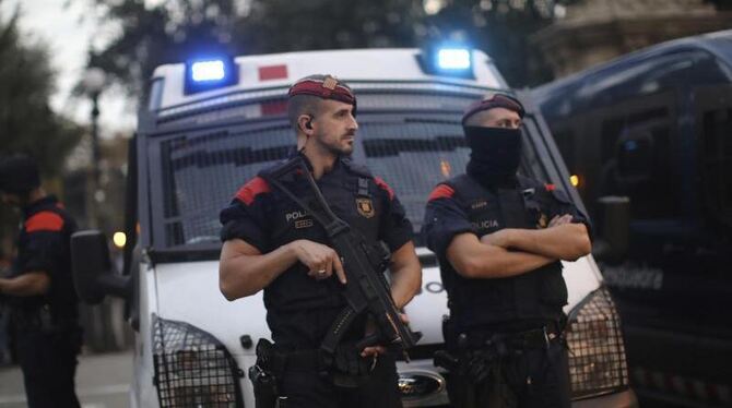 Spanische Polizeikräfte vor dem katalanischen Parlament in Barcelona. Foto: Emilio Morenatti