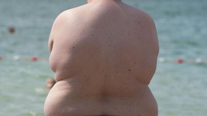 Das ist eindeutig zu viel: Ein übergewichtiger Junge am Badesee Nordstrand in Erfurt. Foto: Sebastian Kahnert