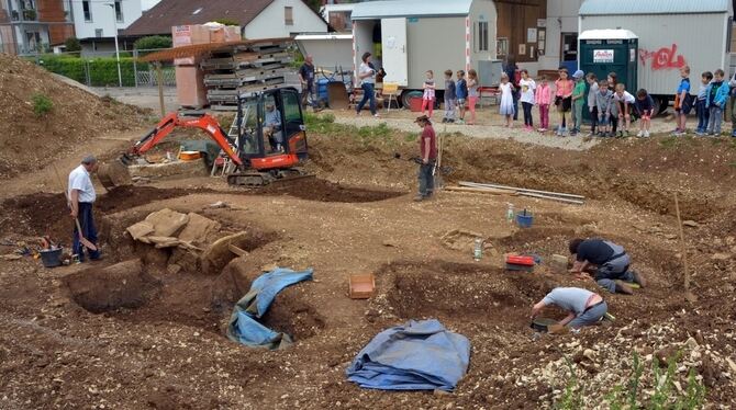 Eine Attraktion für Kinder: Grundschüler verfolgen die Grabungen in Mössingen.