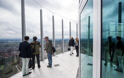 Besucher schauen während eines Rundgangs anlässlich der Eröffnung der Besucherplattform des Thyssenkrupp-Testturms für Aufzüge i