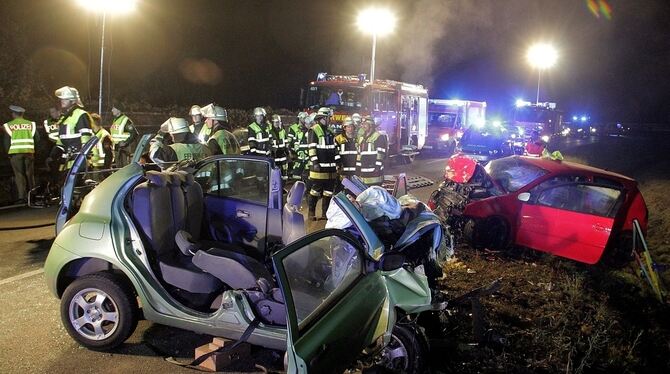 Rettungskräfte und zwei zerstörte Fahrzeuge stehen im November 2016 an einer Unfallstelle in Rosenheim. Zwei junge Frauen starbe