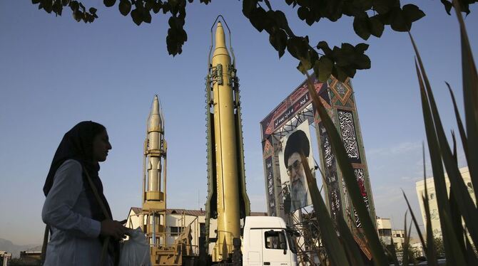 Eine Ghadr-Rakete (M) und eine Sejil-Feststoffrakete (l) und ein Bildnis des geistlichen Führers des Iran Ali Khamenei sind am 2