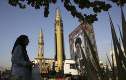 Eine Ghadr-Rakete (M) und eine Sejil-Feststoffrakete (l) und ein Bildnis des geistlichen Führers des Iran Ali Khamenei sind am 2