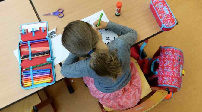Eine Grundschülerin sitzt in der Grundschule in Weißenau während des Mathematikunterrichts über ihren Aufgaben. Foto: Felix Käst