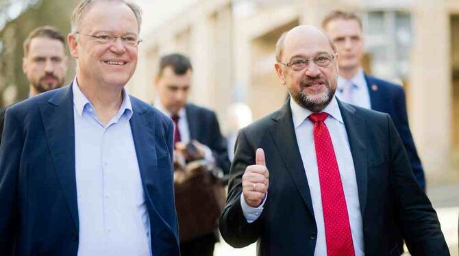 Niedersachsens Ministerpräsident Stephan Weil (l, SPD) und der SPD-Vorsitzende Martin Schulz geben noch einmal Gas. Foto: Julian