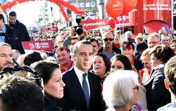 Der österreichische Bundeskanzler Christian Kern nimmt in Wien an einer Wahlkampfabschlusskundgebung der SPÖ teil. Foto: Hans