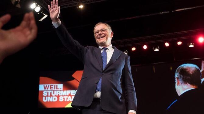 Der Ministerpräsident von Niedersachsen, Stephan Weil, steht bei einer Wahlkampfveranstalltung in Hannover auf der Bühne. Fot
