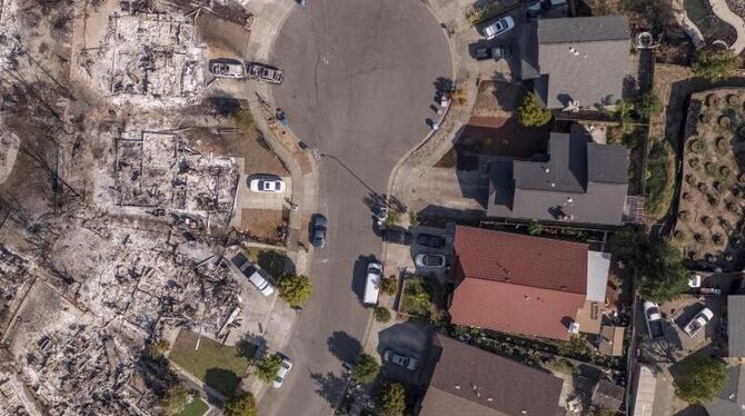 Die Gewalt des Feuers zeigt sich auf dieser Luftaufnahme. Vom Wohngebiet »Coffey Park« in Santa Rosa sind nur noch wenige Häu
