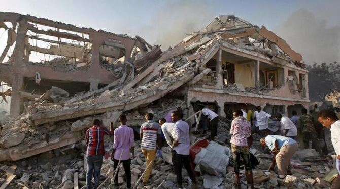 Somalier suchen nach dem Selbmordanschlag in Mogadischu nach Überlebenden. Foto: Farah Abdi Warsameh