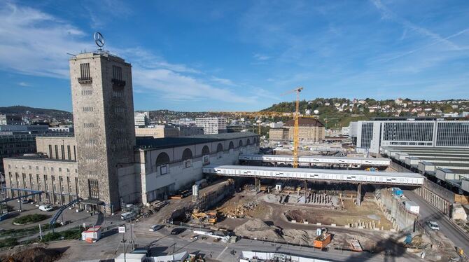 Bauarbeiter arbeiten auf der Baustelle des Bauprojekts für den neuen Hauptbahnhof Stuttgart 21. Foto: Sebastian Gollnow