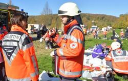 An der Straße von Tübingen nach Bebenhausen proben Rettungs- und Hilfskräfte vom DRK und THW den Ernstfall, versorgen viele Verl