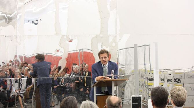 Florian Illies spricht beim Eröffnungsfestakt der Sammlung für konkrete Kunst Reutlingen vor Nikolaus Koliusis’ spiegelndem Kuns