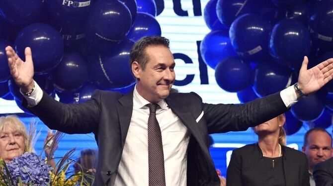 FPÖ-Chef Heinz-Christian Strache auf der Wahlfeier seiner Partei in Wien: Das starke Abschneiden der Rechtspopulisten in Öste