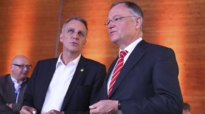 Niedersachsens Ministerpräsident Stephan Weil (SPD, rechts) und Niedersachsens Umweltminister Stefan Wenzel (Grüne)
