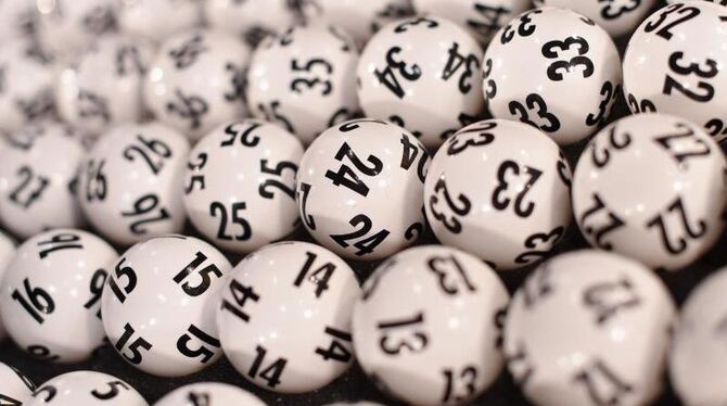 Lottokugeln in einem Koffer. Foto: Arne Dedert/Archiv