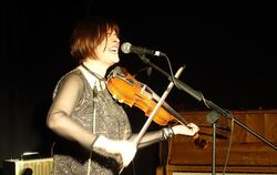 Eleanor McEvoy begeisterte das Publikum im "Hirsch" mit ihrem Gesang und Geigenspiel. FOTO: KOCH