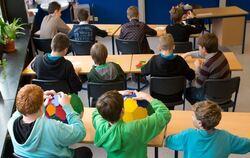 ARCHIV - Schüler lernen im Mathematik-Unterricht an einer Ganztagsschule in Niedersachsen. Die Bertelsmann-Stiftung veröffentlic