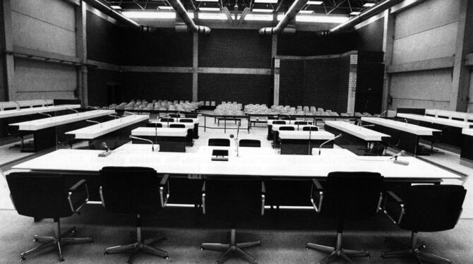 ARCHIV - Am 21.05.1975 fand der Prozess gegen die Baader-Meinhof-Gruppe unter stärksten Sicherheitsvorkehrungen in der Justizvol