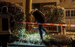ARCHIV - Ermittler untersuchen am 02.12.2016 in Hechingen (Baden-Württemberg), nachdem ein Mann auf offener Straße vor einer Gas