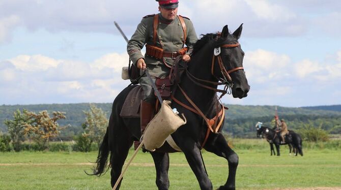 Hans Pecovnic in Uniform mit seinem Paradeross "Ziggy" bei den deutschen Meisterschaften der Kavalleriereiter in Crawinkel: "Mei