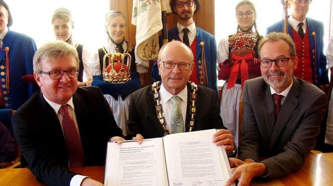 Schäferlaufstädte bewerben sich als  Immaterielles Kulturerbe (von links): Die Bürgermeister Elmar Rebmann (Bad Urach), Rudolf K