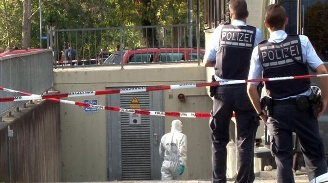 Polizisten sichern Spuren in einer Tiefgarage in Eislingen. Foto: Alexander Woelfl