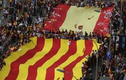 Hier sind sie vereint: Demonstration mit spanischer und katalanischer Flagge. Foto: Manu Fernandez