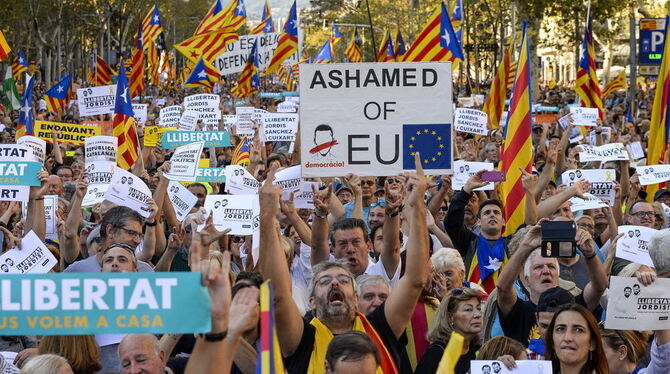 Tausende Anhänger der Unabhängigkeitsbewegung der spanischen Region Katalonien sind in Barcelona auf die Straße gegangen, um geg