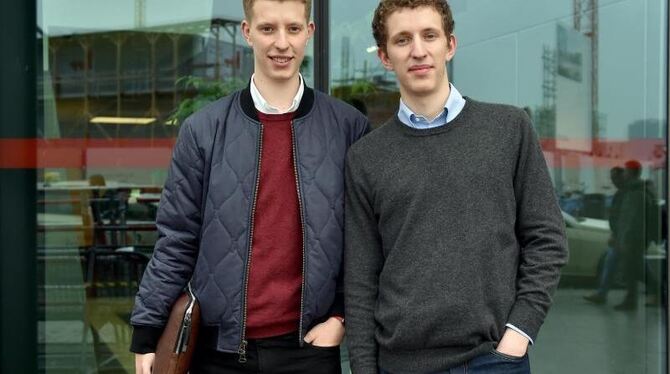 Die Brüder Maxim (l) und Raphael Nitsche haben eine millionenschwere Mathe-App für Schüler entwickelt. Foto: Britta Pedersen