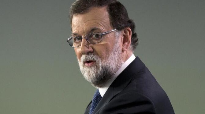 Spaniens Regierungschef Rajoy, hier bei einer Pressekonferenz am Samstag, hat die Absetzung von Kataloniens Ministerpräsident