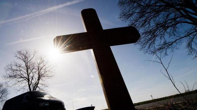 Ein Kreuz zum Gedenken an einen Verkehrstoten an einer Landstraße.