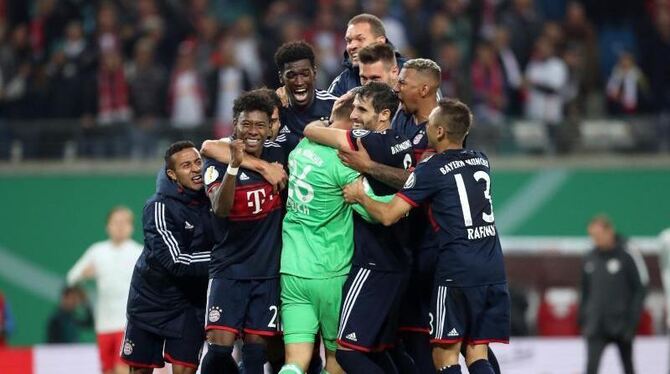 Erleichtert feiern Münchens Spieler den Sieg im Elfmeterschießen über RB Leipzig. Foto: Jan Woitas
