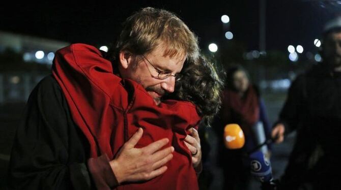 Menschenrechtler Peter Steudtner umarmt vor dem Gefängnis Silivri eine Kollegin. Foto: Emrah Gurel