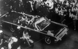 22.11.1963: Der Wagen von US-Präsident John F. Kennedy kurz vor dem Attentat. Foto: Warren Commission/AP
