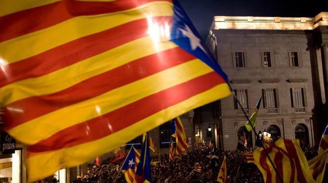 Unabhängigkeits-Befürworter schwenken in Barcelona katalanische Flaggen. Foto: Jordi Boiyareu
