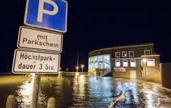 Der Parkplatz des Aquariums in Wilhelmshaven in Niedersachsen steht teilweise unter Wasser. Foto: Mohssen Assanimoghaddam