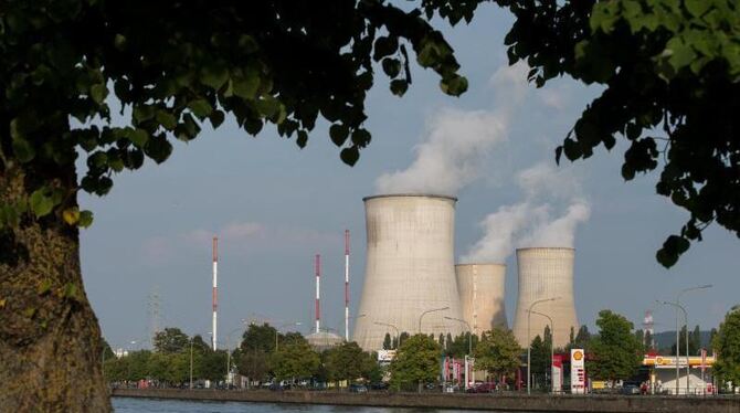 Die drei Kühltürme des Kernkraftwerks Tihange am Fluss Maas. Das Kraftwerk besteht aus drei Blöcken mit Druckwasserreaktoren.